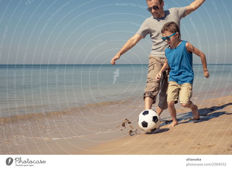 Vater Und Sohn Spielen Fußball Am Strand Am Tag Konzept Der Freundlichen Familie Ein