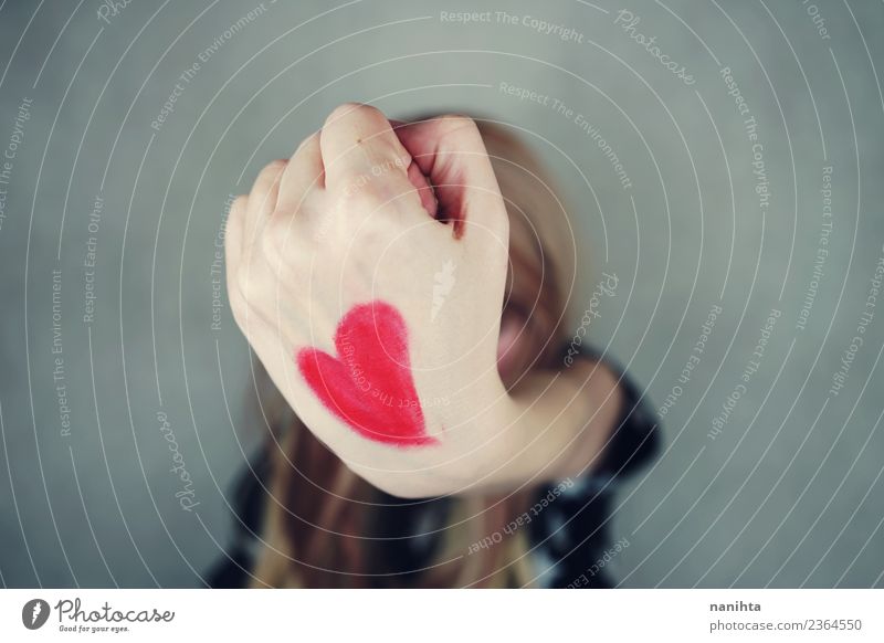 Junge Frau mit einem roten Herzen in der Hand gemalt. Stil Design Freude Gesundheit Gesundheitswesen Wellness Valentinstag Mensch feminin Jugendliche 1
