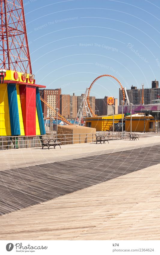 NYC - Luna Park Coney Island - Three Benches Wolkenloser Himmel Schönes Wetter New York City USA Amerika Hauptstadt Stadtrand Menschenleer Haus Beton Holz