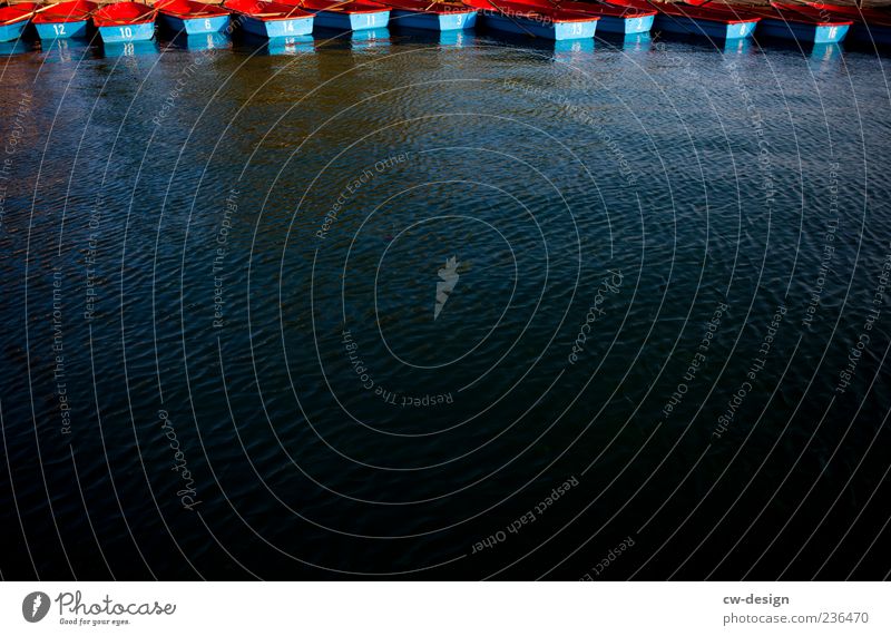 Die Lottozahlen Schifffahrt Bootsfahrt Ruderboot Hafen blau rot Wasserfahrzeug Wasseroberfläche Wellen Anordnung Reihe Strukturen & Formen See Farbfoto