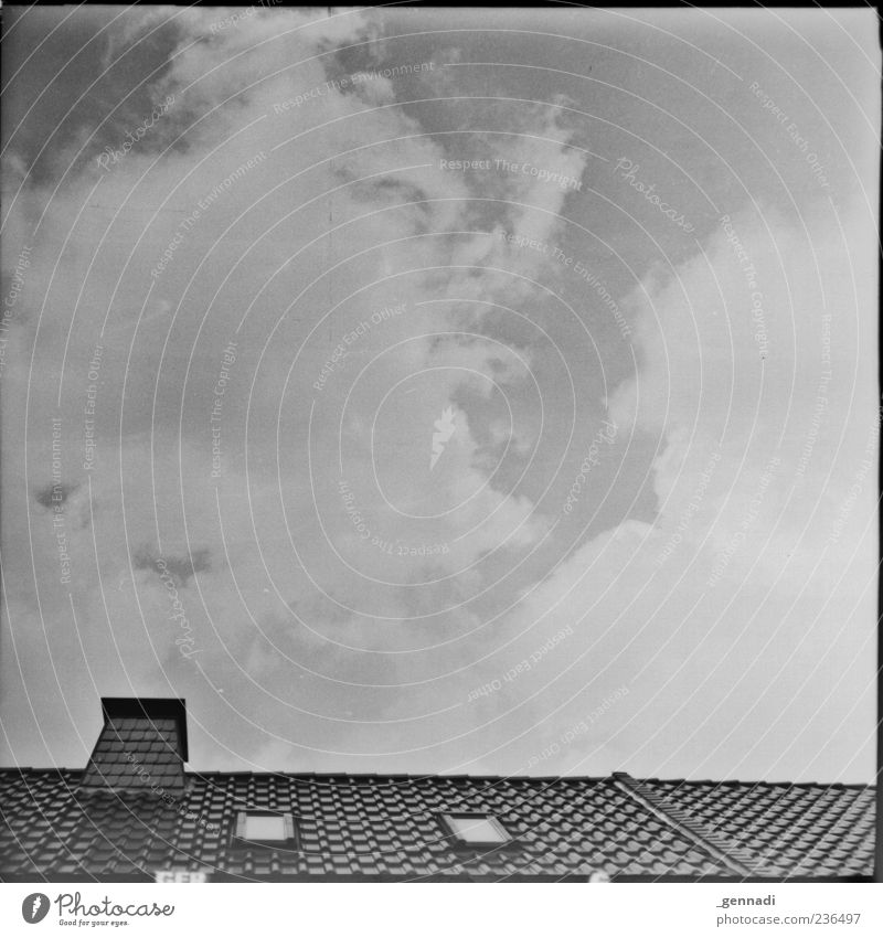 Der Himmel über mir Wolken Wetter Dach Schornstein Dachfenster Wolkendecke analog Rahmen Schwarzweißfoto Außenaufnahme Menschenleer Tag Sonnenlicht