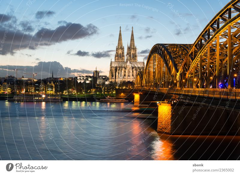 Köln Skyline Dom Sehenswürdigkeit Wahrzeichen Ferien & Urlaub & Reisen Deutschland Großstadt Cityscape Rhein Außenaufnahme Textfreiraum oben Abend