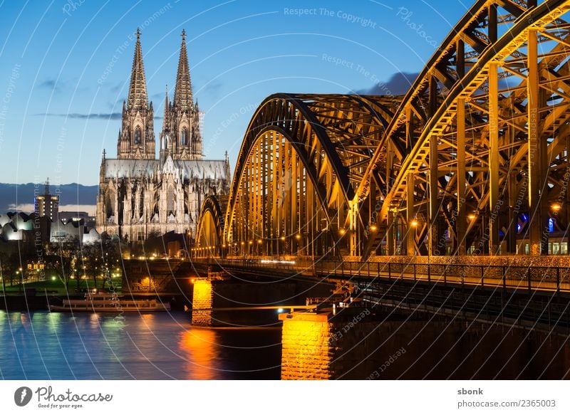 Hohenzollernbrücke Köln Skyline Dom Bauwerk Gebäude Architektur Sehenswürdigkeit Wahrzeichen Denkmal Ferien & Urlaub & Reisen Religion & Glaube Deutschland
