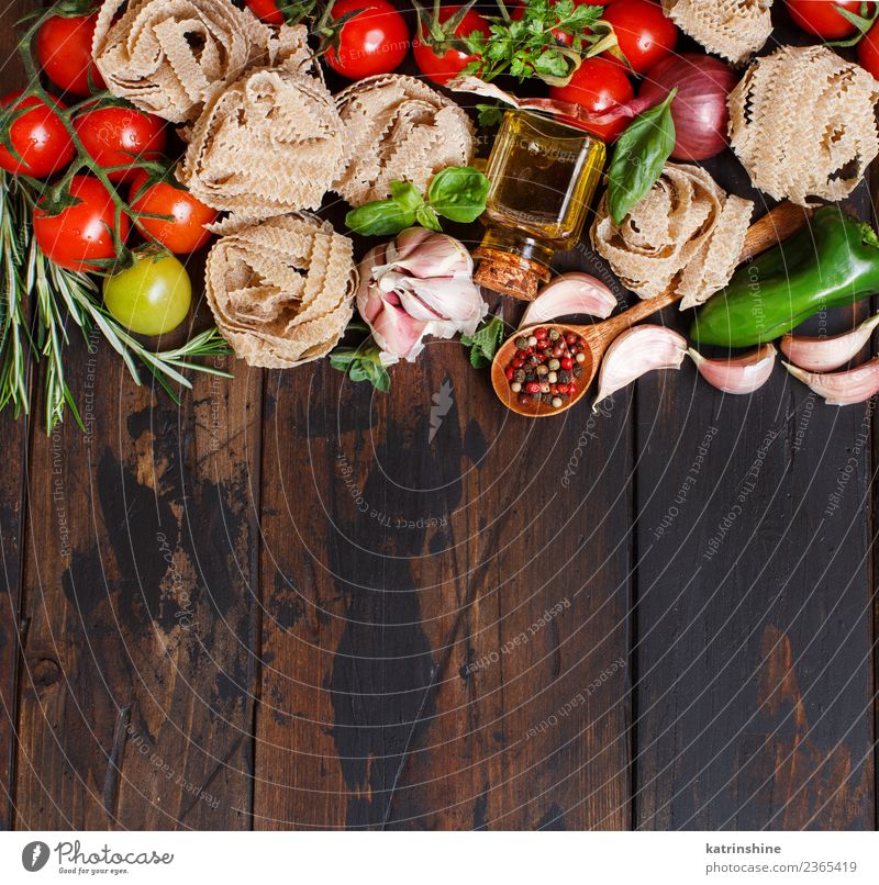 Frisches Rohkost und Kräuter auf Holzuntergrund Vegetarische Ernährung Diät Tisch Blatt dunkel frisch braun grün rot Essen zubereiten Lebensmittel Gesundheit