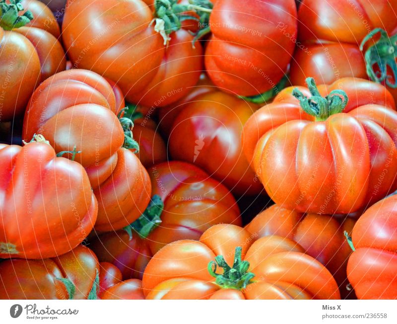 Tomaten Lebensmittel Gemüse Ernährung Bioprodukte Vegetarische Ernährung frisch lecker saftig rot Fleischtomate Wochenmarkt Gemüsemarkt Obst- oder Gemüsestand