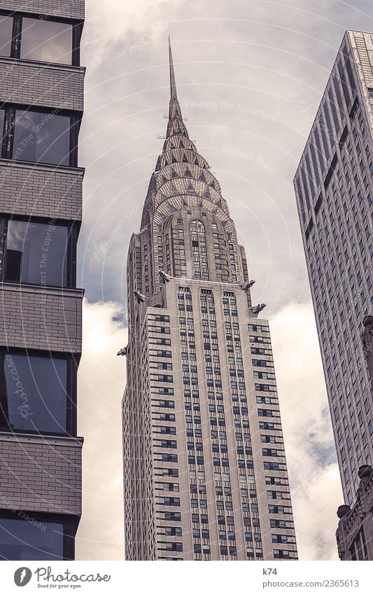 NYC - Chrysler Building Skyline Froschperspektive Tag Außenaufnahme Gedeckte Farben Farbfoto Stadt New York City USA Amerika Hauptstadt Stadtzentrum