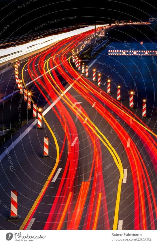 Lichtspuren von Fahrzeugen auf einer Autobahn in der Nacht Industrie Verkehr Verkehrsmittel Verkehrswege Autofahren Straße Geschwindigkeit Umwelt Farbfoto