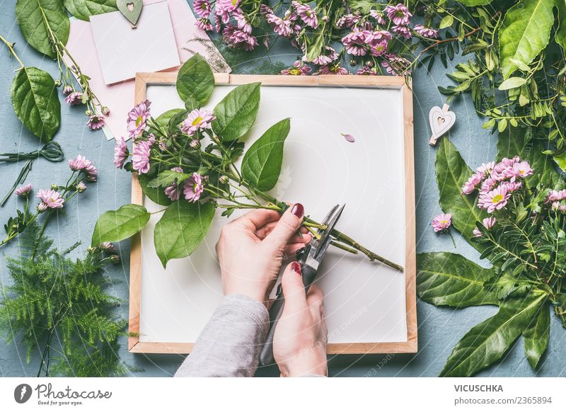 Hände machen Blumenstrauß kaufen Stil Design Freizeit & Hobby Tisch Feste & Feiern feminin Frau Erwachsene Hand Natur Pflanze Blatt Blüte