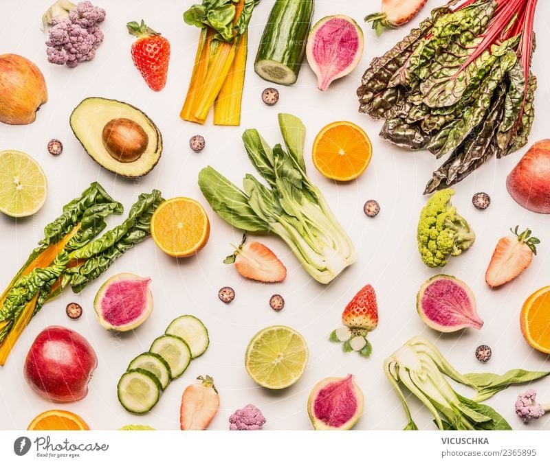 Läppchen und Hälften von Obst und Gemüse auf weiß Lebensmittel Salat Salatbeilage Frucht Apfel Orange Ernährung Bioprodukte Vegetarische Ernährung Diät Stil