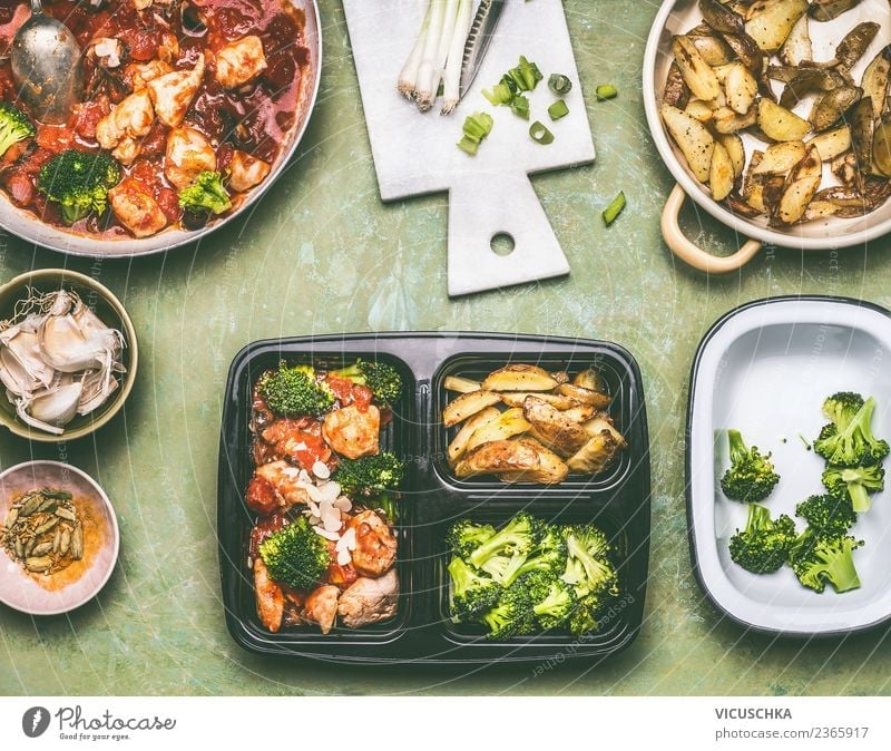 Gesundes Lunchbox für Mittagessen zubereiten Lebensmittel Fleisch Gemüse Salat Salatbeilage Ernährung Bioprodukte Diät Geschirr Stil Design Gesunde Ernährung