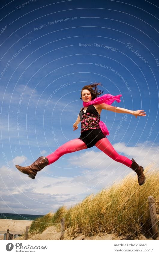 FLUGPHASE schön feminin Junge Frau Jugendliche 18-30 Jahre Erwachsene Himmel Wolken Schönes Wetter Mode Bekleidung Kleid Strumpfhose Schal fliegen springen