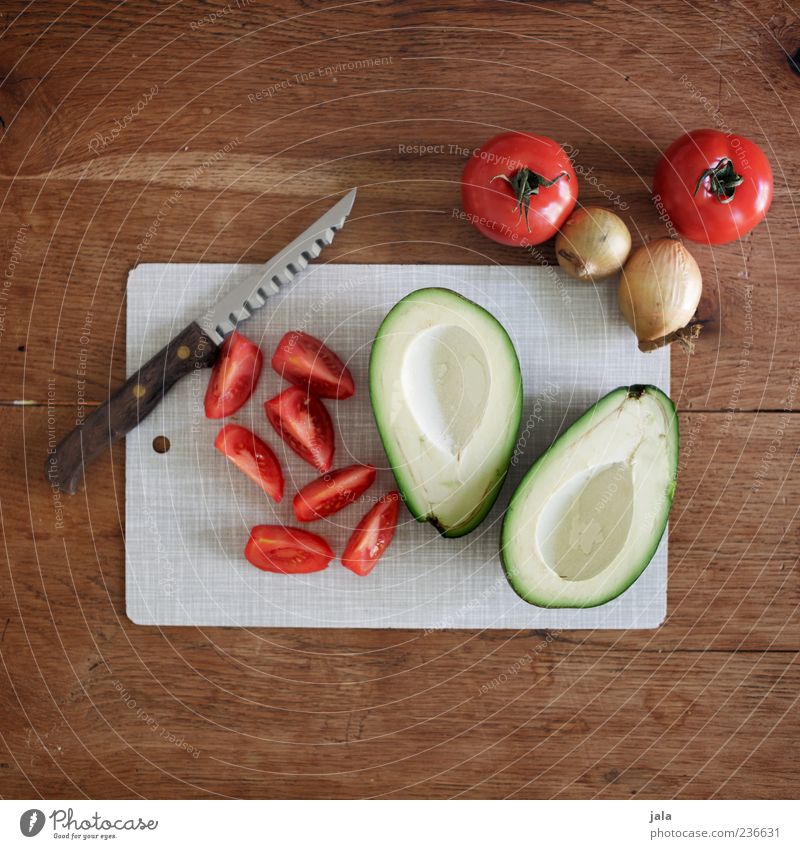 zubereitung Lebensmittel Gemüse Zwiebel Avocado Tomate Ernährung Messer Schneidebrett Gesundheit lecker Farbfoto Innenaufnahme Menschenleer Textfreiraum oben