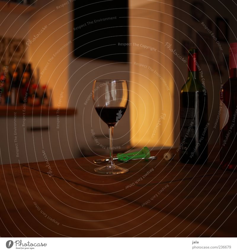 schönes wochenende! Getränk Alkohol Wein Flasche Glas Zufriedenheit Erholung Häusliches Leben Wohnung Tisch Küche Flüssigkeit lecker Farbfoto Innenaufnahme