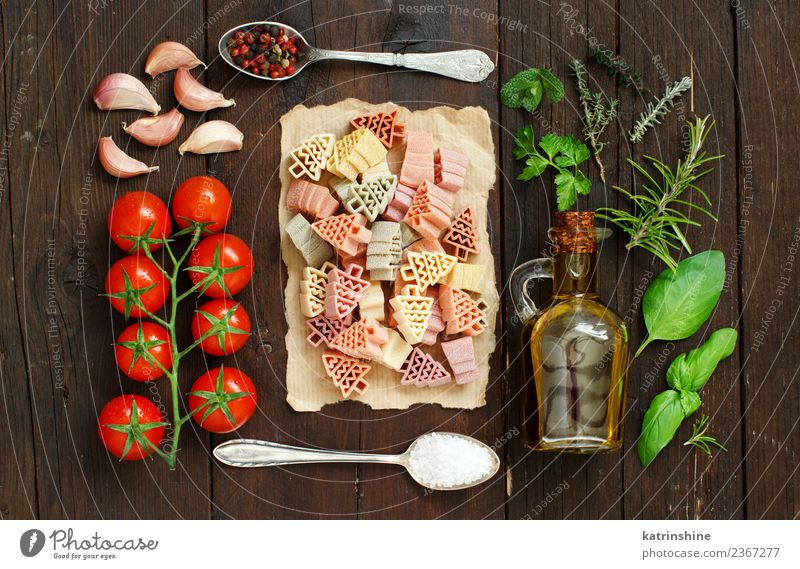 Dreifarbige Nudeln, Gemüse und Kräuter auf Holzuntergrund Vegetarische Ernährung Diät Flasche Löffel Tisch Baum dunkel frisch braun grün rot Tradition