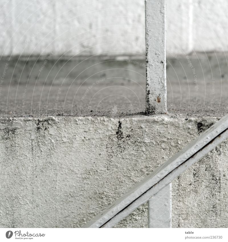 farblos Bauwerk Gebäude Architektur Mauer Wand Treppe Treppenhaus Treppengeländer Stein Beton Metall alt dreckig grau weiß Verfall trist Monochrom Ecke Farbfoto