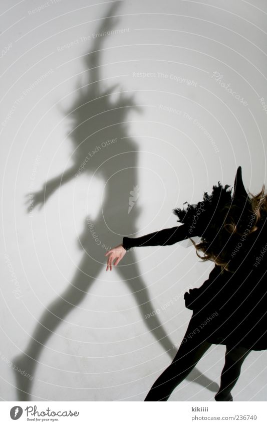 Scary Geister u. Gespenster Schatten Fabelwesen Vogel Rabenvögel Krähe Kostüm Karnevalskostüm springen fliegen Schweben Mädchen schwarz weiß Studioaufnahme