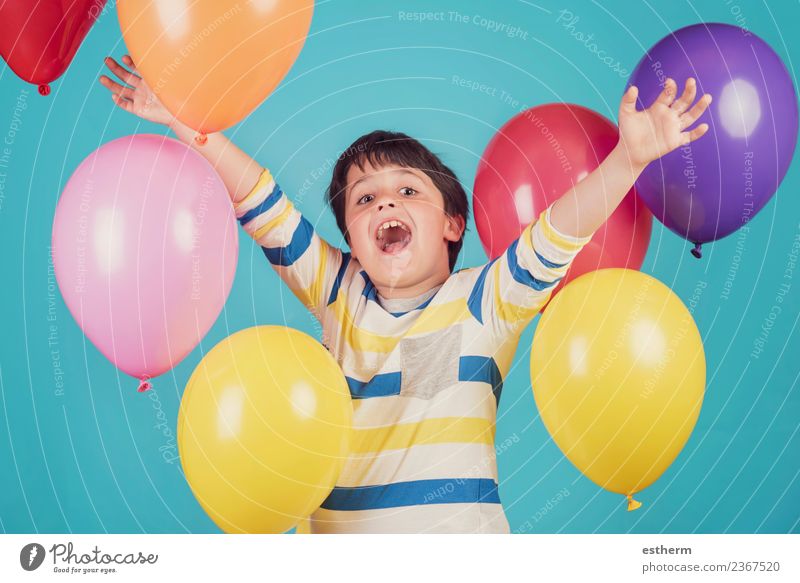 fröhlicher und lächelnder Junge mit bunten Luftballons Lifestyle Freude Abenteuer Freiheit Party Veranstaltung Feste & Feiern Geburtstag Mensch maskulin Kind