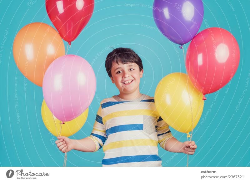 fröhlicher und lächelnder Junge mit bunten Luftballons Lifestyle Freude Ferien & Urlaub & Reisen Abenteuer Freiheit Party Veranstaltung Feste & Feiern