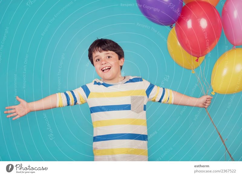 fröhlicher und lächelnder Junge mit bunten Luftballons Lifestyle Freude Ferien & Urlaub & Reisen Abenteuer Freiheit Feste & Feiern Geburtstag Mensch maskulin