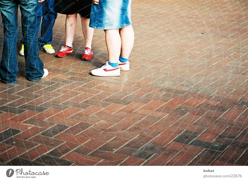 Schuhe unter sich sprechen Freizeit & Hobby tratschen Menschengruppe Kopfsteinpflaster Beine Jugendliche Verabredung lästern