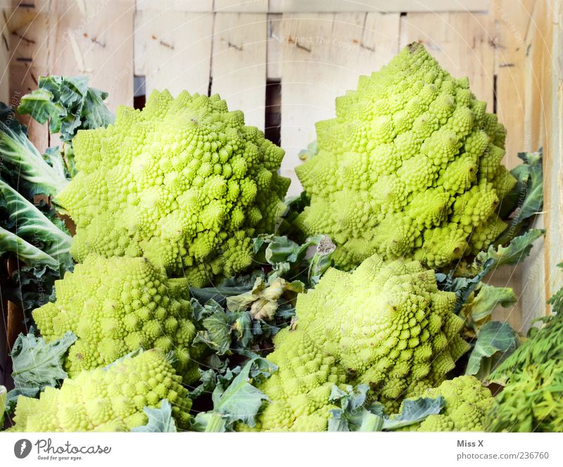 Romanesco Lebensmittel Gemüse Ernährung grün Holzkiste Kohl Blumenkohl Farbfoto mehrfarbig Nahaufnahme Menschenleer Textfreiraum oben Vogelperspektive mehrere