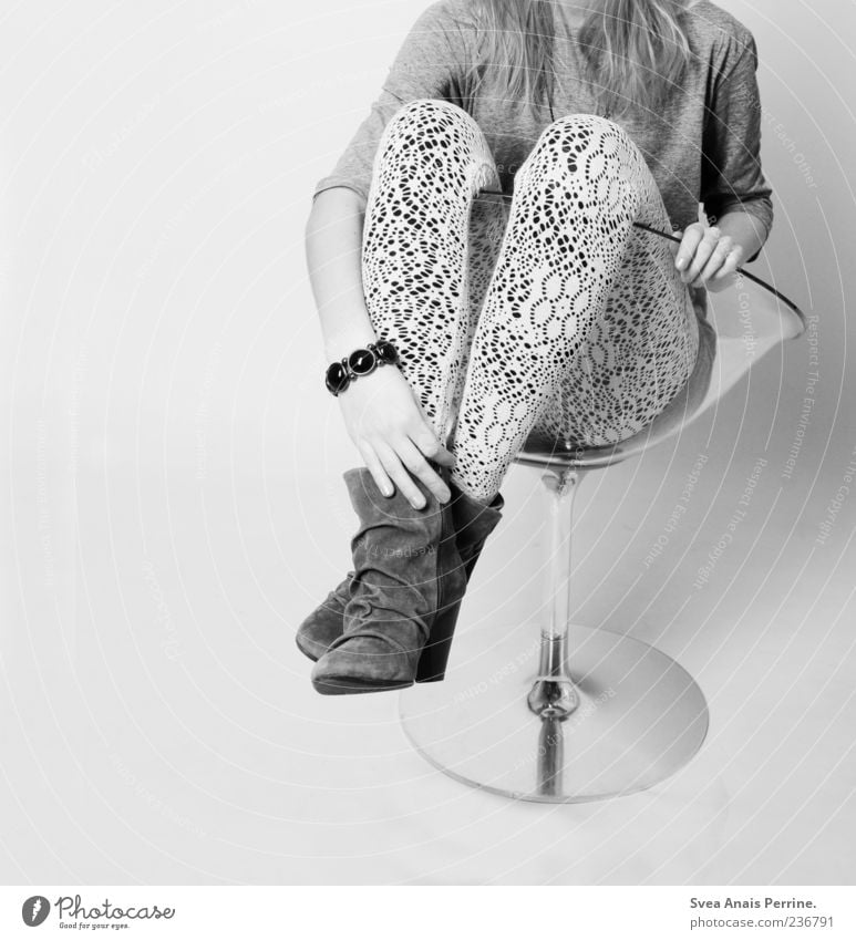 kopflos. elegant Stil feminin Junge Frau Jugendliche 1 Mensch Mode Leggings Accessoire Schmuck Schuhe sitzen trendy modern dünn Schwarzweißfoto Studioaufnahme