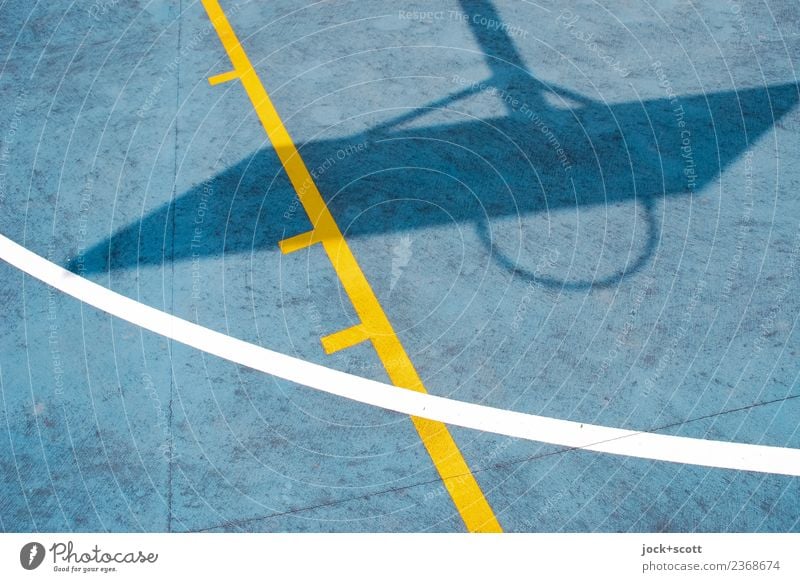 Schattenwurf auf Basketballfeld Basketballkorb Basketballplatz Australien Linie unten blau Irritation Ziel Schattenspiel Bodenbelag Illusion abstrakt