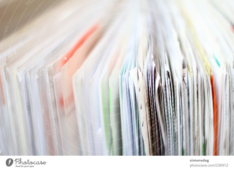 verzettelt Schreibwaren Papier Zettel Aktenordner Arbeit & Erwerbstätigkeit lernen Ordnung unordentlich Rechnungen Papierkram mehrfarbig Suche Haufen