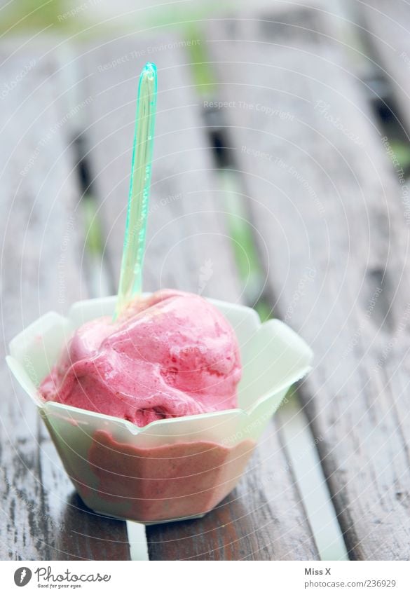 Himbeereis Lebensmittel Dessert Speiseeis Ernährung Schalen & Schüsseln Becher Löffel Sommerurlaub kalt lecker süß rosa Appetit & Hunger Eiskugel Farbfoto