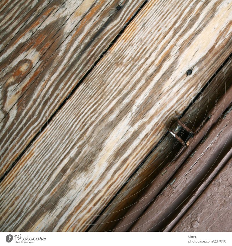 Open House Area Holz alt braun Farbe Türschwelle Türanker parallel diagonal Maserung Fuge Metallwaren Farbfoto Innenaufnahme Detailaufnahme Strukturen & Formen