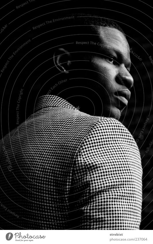 Schlauer afrikanischer Mann im Anzug - Schwarz-Weiß Lifestyle elegant Stil Design Mensch maskulin Junger Mann Jugendliche Erwachsene 1 18-30 Jahre stehen warten