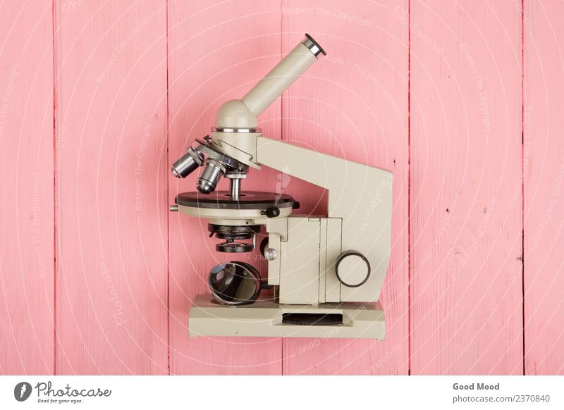 Mikroskop auf rosa Holztisch Medikament Tisch Wissenschaften Schule Studium Labor Technik & Technologie Auge retro Bildung wissenschaftlich forschen Biologie