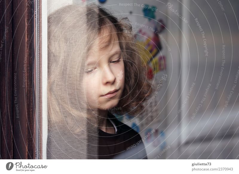 Why? | Portrait eines traurigen Jungen am Fenster Kind Kindheit Leben 1 Mensch 8-13 Jahre brünett blond langhaarig Locken Traurigkeit Trauer Enttäuschung
