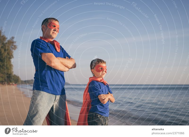 Vater und Sohn spielen tagsüber Superhelden am Strand. Lifestyle Freude Glück Leben Erholung Freizeit & Hobby Spielen Ferien & Urlaub & Reisen Abenteuer
