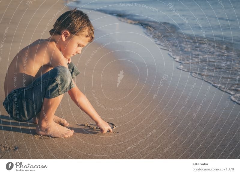 Ein glücklicher kleiner Junge, der tagsüber am Strand spielt. Lifestyle Freude Glück schön Erholung Freizeit & Hobby Spielen Ferien & Urlaub & Reisen Freiheit