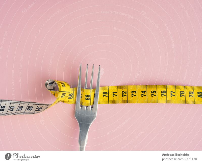 Diät Ernährung Fasten Lifestyle Gesundheit Gesunde Ernährung Übergewicht Fitness gelb rosa copy space Musikkassette diet fork weight measure loss isolated white