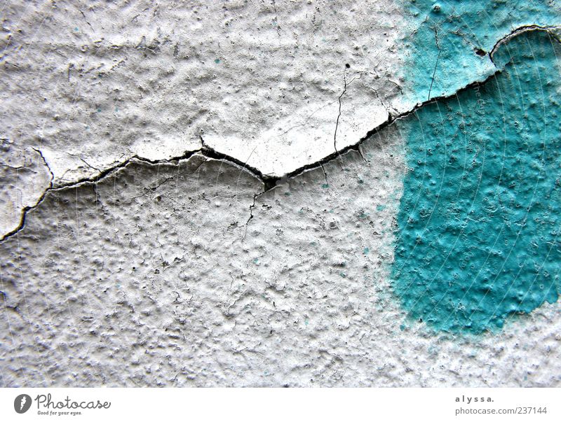 für immer. Graffiti Fassade Beton grün weiß Farbfoto Außenaufnahme Menschenleer Riss abblättern Farbstoff blau trist Detailaufnahme Nahaufnahme 1