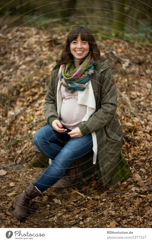 Schwangere Frau sitzt im Wald Lifestyle Freizeit & Hobby Mensch feminin Junge Frau Jugendliche Erwachsene Herbst Natur Umwelt 18-30 Jahre Mantel brünett