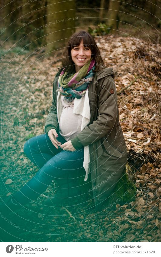 Julia | Junge Frau sitzt schwanger im Wald Lifestyle Freizeit & Hobby Mensch feminin Jugendliche Erwachsene 1 18-30 Jahre Umwelt Natur Herbst Mantel brünett