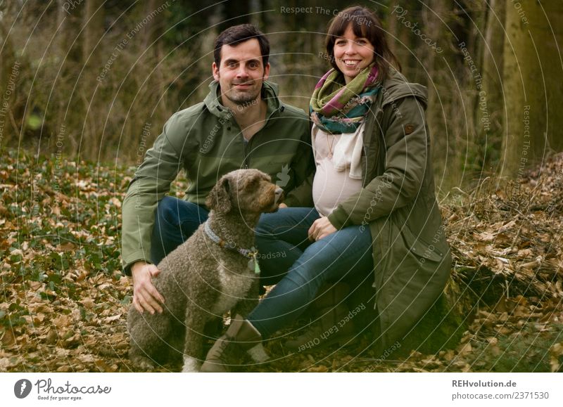 Paar mit Hund im Wald Lifestyle Freizeit & Hobby Mensch maskulin feminin Familie & Verwandtschaft Partner 2 30-45 Jahre Erwachsene Umwelt Natur Landschaft