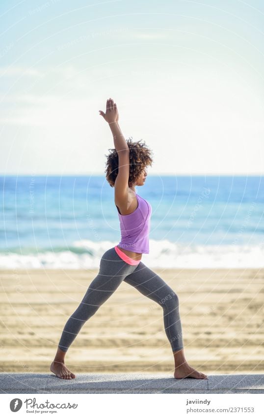 Schwarze Frau, Afro-Frisur, Yoga am Strand machend Lifestyle schön Körper Haare & Frisuren Wellness Erholung Meditation Freizeit & Hobby Meer Sport Mensch