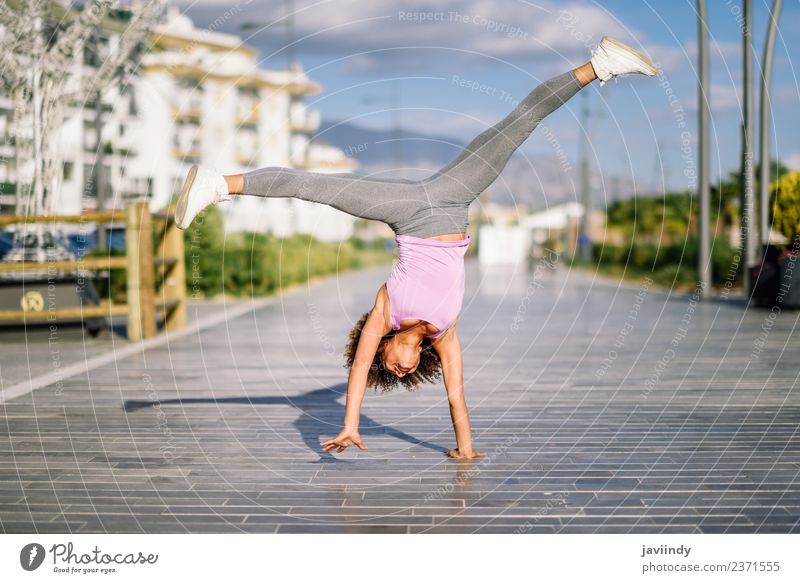 Schwarze Frau, die Fitness-Akrobatik im Freien macht. Lifestyle schön Körper Haare & Frisuren Freizeit & Hobby Sport Yoga Mensch Erwachsene Jugendliche 1
