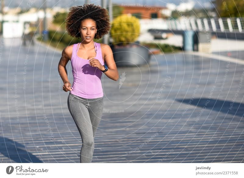 Schwarze Frau, Afro-Frisur, läuft ins Freie. Lifestyle schön Haare & Frisuren Wellness Freizeit & Hobby Sport Joggen Mensch Junge Frau Jugendliche Erwachsene 1