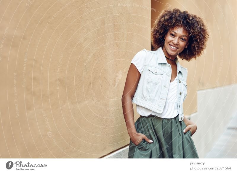Junge schwarze Frau, Afro-Frisur, lächelnd im Freien. Lifestyle Stil schön Haare & Frisuren Mensch feminin Junge Frau Jugendliche Erwachsene 1 18-30 Jahre