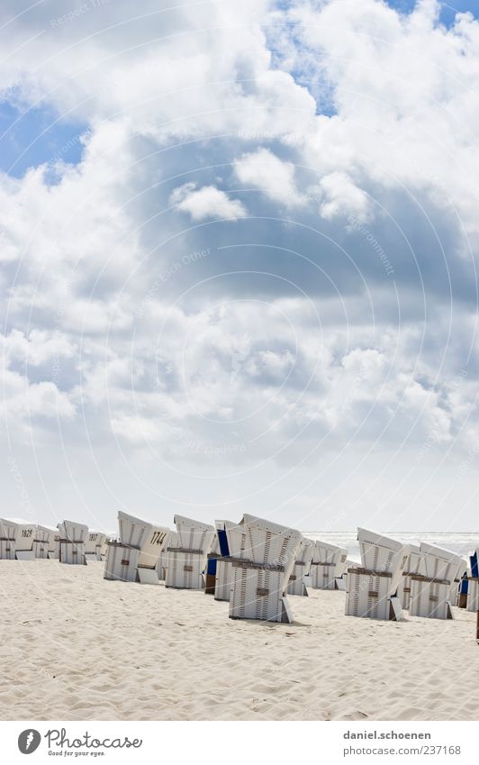 neulich in S. Ferien & Urlaub & Reisen Tourismus Sommer Sommerurlaub Strand Meer Himmel Wolken Wetter Schönes Wetter Nordsee Sand hell blau weiß Erholung Sylt
