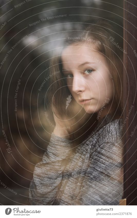 Blickkontakt | Portrait eines Mädchens im Fenster gespiegelt feminin Junge Frau Jugendliche 1 Mensch 8-13 Jahre Kind Kindheit 13-18 Jahre langhaarig beobachten