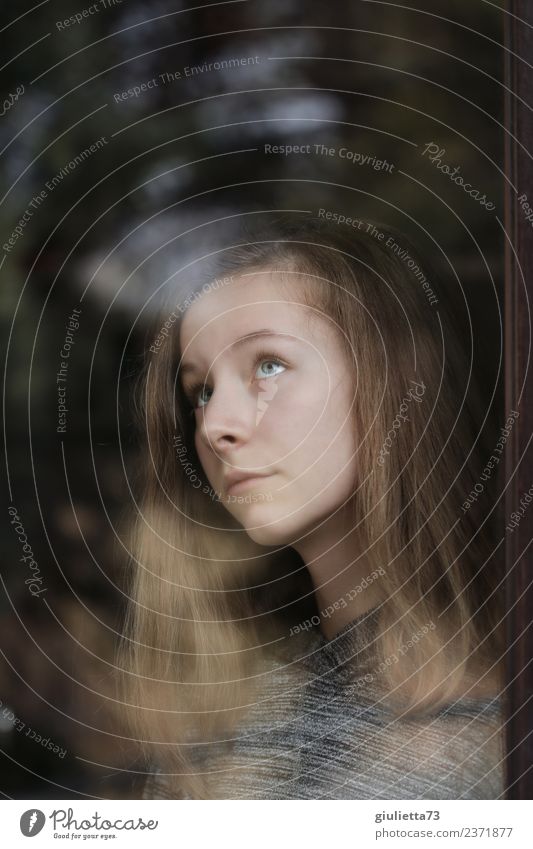 And now? | Portrait eines Mädchens im Fenster gespiegelt feminin Junge Frau Jugendliche 1 Mensch 8-13 Jahre Kind Kindheit 13-18 Jahre blond langhaarig Glas