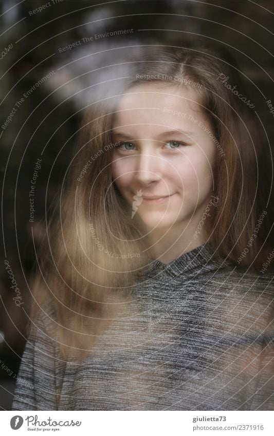I see you | Portrait eines Mädchens im Fenster gespiegelt feminin Junge Frau Jugendliche 1 Mensch 8-13 Jahre Kind Kindheit 13-18 Jahre langhaarig beobachten