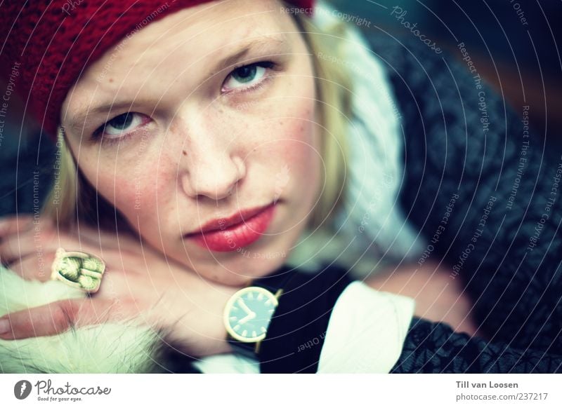 highly motivated Mensch feminin Junge Frau Jugendliche 1 18-30 Jahre Erwachsene Mode Accessoire Schmuck Mütze blond kaputt blau rot weiß Gefühle Ring Uhr Wolle