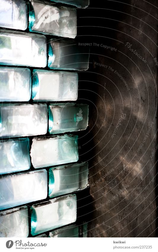 Bourbon Mauer Wand Fenster Stein Beton Glas Metall grün Fassade Innenaufnahme Textfreiraum rechts Licht Kontrast Reflexion & Spiegelung Sonnenlicht Glasbaustein